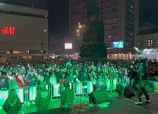 Bunda sa krznom, crno srebrne pantalone i srebrne cipele – Boban Zdravković zapanjio pojavom na nastupu: “Peku me oči, šta je bre ovo”