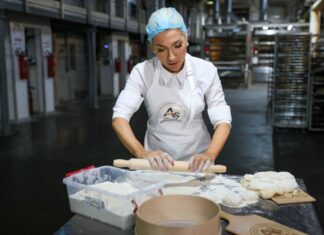 Jovana u zlatnom miniću ušla u pogon svog dečka: “Ja da mesim sa ovolikim noktima” – Otkrila ime za sina