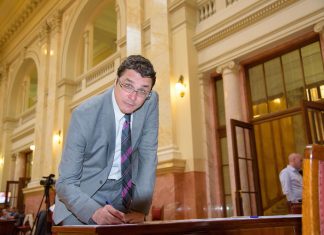 Bivši voditelj Slagalice postao otac u 56. godini: Svi mu čestitaju na prinovi – Slavi daleko od Srbije ali po našim običajima