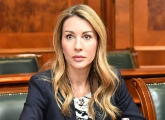 Ministarka u kratkom šortsu sa šljokicama: Dubravka Đedović došla na rođendan kod pevačice i iznenadila stajlingom