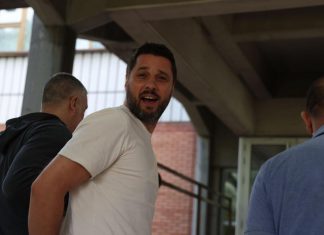 “Slikajte, 40 sati samice zbog razbijenih jaja”: Marko sa lisicama na rukama – Šest policajaca vode ga na saslušanje