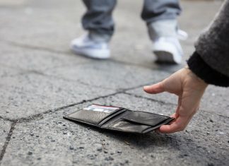 Žena našla mušku torbicu sa 3.500 evra: Odnela na adresu iz dokumenata i šokirala se potezom supruge dotičnog