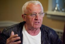 “Mlohavo, matoro čičište”: Pevačica urnisala Eru zbog veze sa 43 godine mlađom – On joj brutalno uzvratio