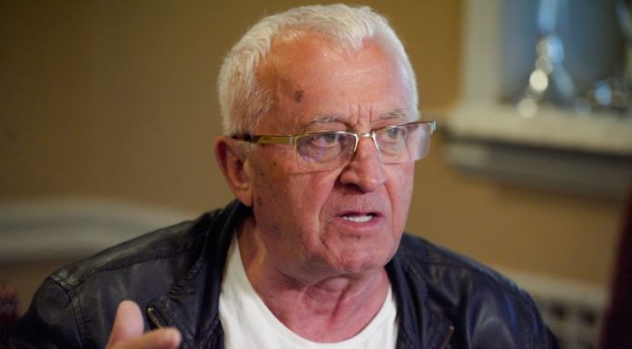 “Mlohavo, matoro čičište”: Pevačica urnisala Eru zbog veze sa 43 godine mlađom – On joj brutalno uzvratio