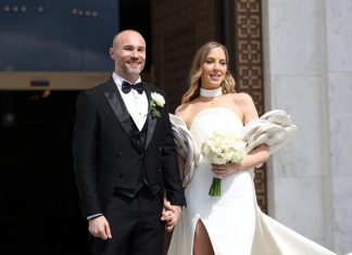 Prva slika Sofre sa ženom posle venčanja: Uživaju u dvorištu u opuštenom izdanju – Evo i ko je pored njih