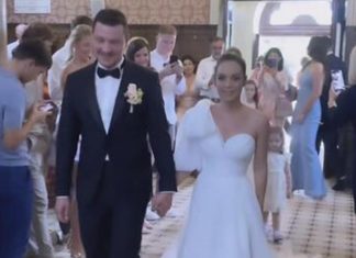 Tajno se oženio naš poznati muzičar: On u odelu sa leptir mašnom – Mlada sa velom punim bisera (FOTO)