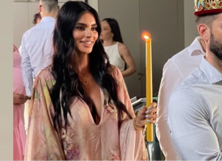 “Kako ih uopšte puste u crkvu ovakve”: Supruga fudbalera došla u svetinju u kratkoj haljini golih leđa i izazvala haos u javnosti