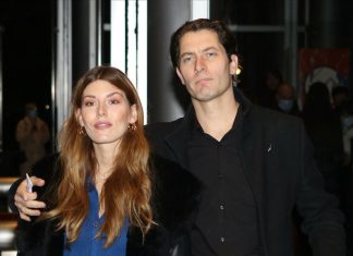 Emotivan prizor ispred porodilišta: Petar sa sinom iz dvorišta bodri suprugu – Ona sve podelila javno