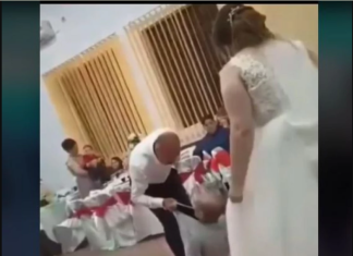 Gost na svadbi pokušao da otme mikrofon pevaču – On ga ošamario, pa usledio haos: Mlada vrišti, gosti se hvataju za glavu