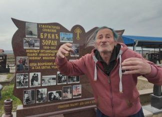 Zoki na nadgrobni spomenik stavio sliku u kupaćem i sve žene iz svog života: Pored dve večne kuće planira i treću – Za buduću suprugu