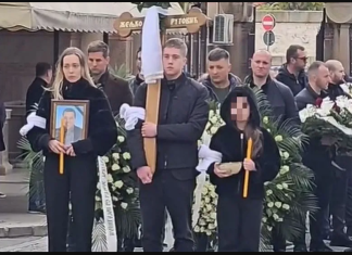 Sin nosi krst, ćerka sliku: Željko Rutović ispraćen na večni počinak uz trubače i “Marš na Drinu”