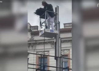 I Željko Mitrović “izneo tezgu” na saboru: Vlasnik Pinka pušta muziku na SNS mitingu