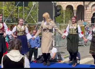 Poznata glumica igra kolo na sred ulice – Na svenarodnom saboru ima posebnu ulogu: “Ovo je skup koji širi ljubav”