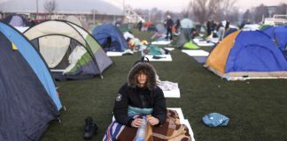 Građani obezbeđuju smeštaj za studente u Inđiji – Deo njih spavaće pod prozorom predsednika opštine koji im nije odobrio smeštaj