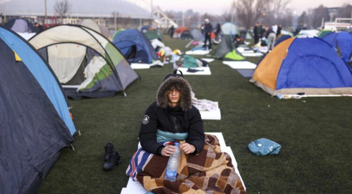 Građani obezbeđuju smeštaj za studente u Inđiji – Deo njih spavaće pod prozorom predsednika opštine koji im nije odobrio smeštaj