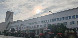 Počeo protest poljoprivrednika u Novom Sadu, trajaće dva dana: Prvi traktori pristižu kod ograđene Banovine