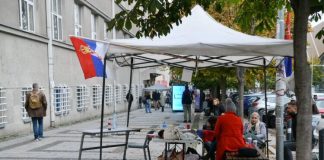 Đaci ispred škole, podignut i manji šator: Ovako izgleda jutro u Petoj gimnaziji nakon proglašenja fizičke blokade