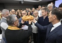 Ovako su naprednjaci proslavili Svetu Petku: Pesme, obećanja i neobična koreografija u Borči uz “Tri poljupca hoću ja”