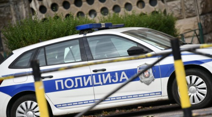 Haos u centru Beograda: Devojka iz BiH napala policajca nožem – On je ranio u nogu