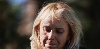 Dijana Hrka se pričestila: “Od danas je sve u Božijim rukama” – Sedmi dan štrajka glađu vidno je umorna i teže se kreće