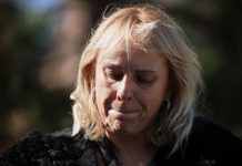 Dijana Hrka dobila pozive iz BIA, pa se oglasila: “Nisam terorista” – Majka nastradalog Stefana se slomila prilikom polaganja cveća