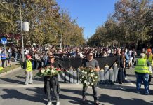 Desetine hiljada građana i studenata okupilo se kod Železničke stanice u NS: Kolone ljudi pristižu sa svih strana