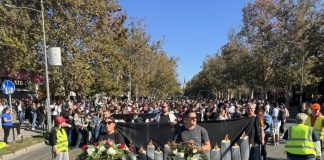 Desetine hiljada građana i studenata okupilo se kod Železničke stanice u NS: Kolone ljudi pristižu sa svih strana