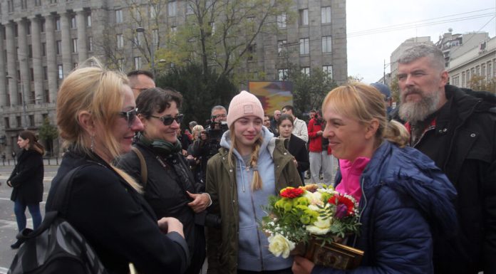 Dijana Hrka o današnjem skupu SNS ispred Skupštine: “Vučić misli da me mitingom može uplašiti” – Otkrila kada će prekinuti štrajk glađu