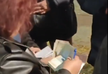 “Podela ćaci dnevnica” – Žena drži spisak i novac, oko nje se okupili ljudi: “Bili su toliko zagledani u pare da 7 minuta nisu primetili da ih snimam”