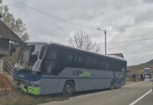 Autobus iz Raške sa naprednjacima sleteo s puta: Krenuli na miting ispred Skupštine pa udarili u ogradu pored puta