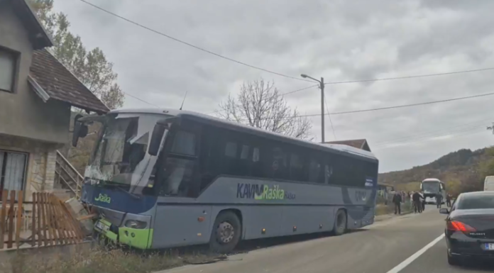 Autobus iz Raške sa naprednjacima sleteo s puta: Krenuli na miting ispred Skupštine pa udarili u ogradu pored puta