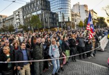 Dijana Hrka pozvala Vučića da pred svima razgovara sa njom: Na šesti dan štrajka velike kolone đaka idu ka Skupštini u znak podrške