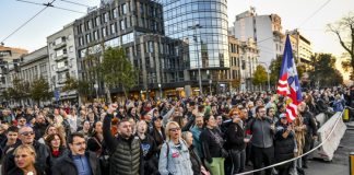 Dijana Hrka pozvala Vučića da pred svima razgovara sa njom: Na šesti dan štrajka velike kolone đaka idu ka Skupštini u znak podrške