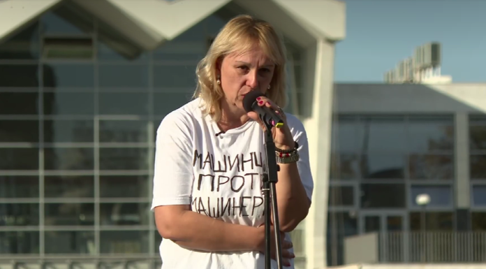 Dijana Hrka stupa u štrajk glađu ispred Skupštine grada, prekoputa Ćacilenda: “Moram da znam ko je ubio moje dete, ko je ubio 16 ljudi”