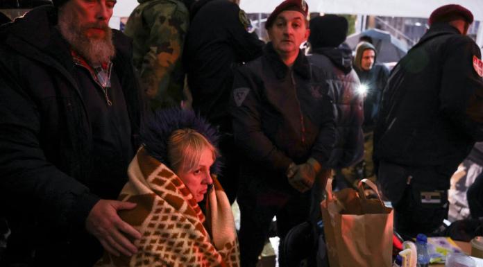 Dijana Hrka treći dan štrajkuje glađu – Dvoje studenata privedeno, muškarci iz Ćacilenda šutirali novinara FoNet-a