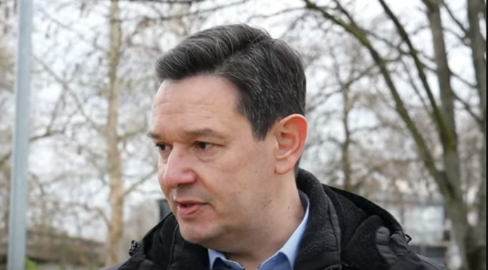 Naprednjaci napali Šarovića i ekipu KTV flašama i topovskim udarima: Policija posmatrala bez reakcije