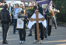 Najtužnija scena na sahrani Mladena Žižovića koji je preminuo na terenu: Sin ljubi krst na čelu duge povorke