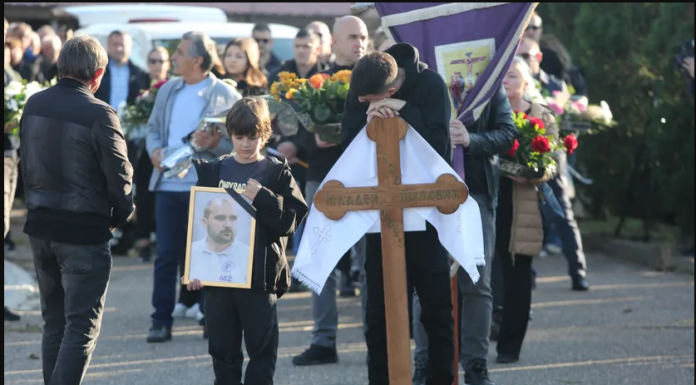 Najtužnija scena na sahrani Mladena Žižovića koji je preminuo na terenu: Sin ljubi krst na čelu duge povorke