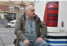 Srđan Milivojević se vezao za autobus prevoznika Jaćimovića u znak podrške: “Ja ne znam bolji način od ovog da branim život i integritet…”