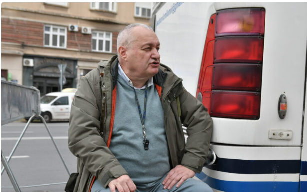 Srđan Milivojević se vezao za autobus prevoznika Jaćimovića u znak podrške: “Ja ne znam bolji način od ovog da branim život i integritet…”