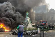 Neredi u Briselu: Demonstranti bakljama gađaju EP za vreme samita – Traktori blokirali grad, policija reagovala suzavcem