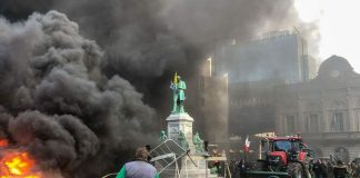 Neredi u Briselu: Demonstranti bakljama gađaju EP za vreme samita – Traktori blokirali grad, policija reagovala suzavcem