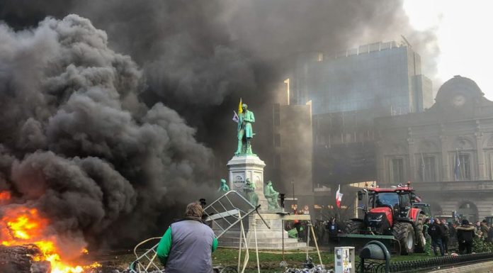 Neredi u Briselu: Demonstranti bakljama gađaju EP za vreme samita – Traktori blokirali grad, policija reagovala suzavcem