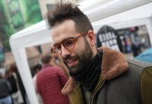 Najnovije “remek-delo” Pijaniste osvanulo na ogradi Ćacilenda: Poznati umetnik i arhitekta okačio tablu sa ovim natpisom