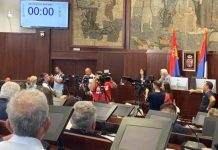 Izbila tuča u Skupštini Čačka: “Beži, barabo jedna” – Odbornik Ruske stranke napao odbornika Dveri