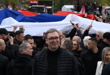 “Uzmem 23.000 dinara penzije, platim račune i ne ostane mi za ‘leba. Ali Vučića volim…” – Snimak iz Novog Pazara koji ne prestaje da se komentariše