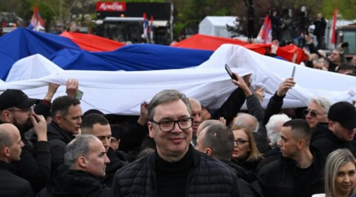 “Uzmem 23.000 dinara penzije, platim račune i ne ostane mi za ‘leba. Ali Vučića volim…” – Snimak iz Novog Pazara koji ne prestaje da se komentariše