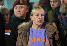 Dijana Hrka napustila prostor ispred Skupštine, pa poručila: “Do sada si znao gde smo, više nećeš znati”