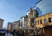 Ljudi u neverici gledaju montažu jelke u Nišu: Da li je ovo genijalno rešenje ili teška bruka? – “Da ne zaledi”