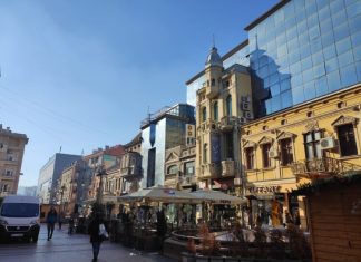 Ljudi u neverici gledaju montažu jelke u Nišu: Da li je ovo genijalno rešenje ili teška bruka? – “Da ne zaledi”